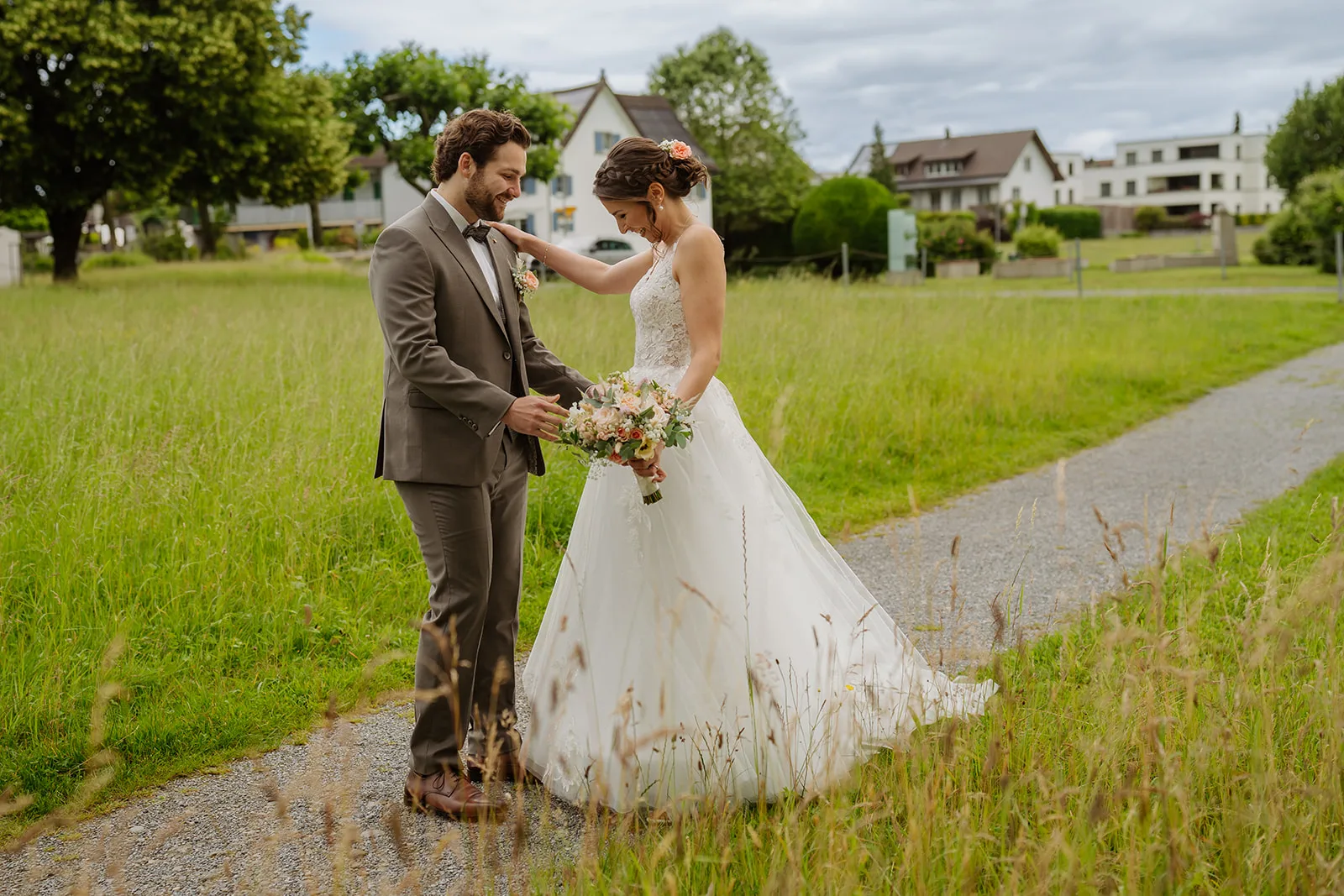First Look bei der Kirche Busskirch am oberen Zürichsee vor der Hochzeit auf dem Bächlihof