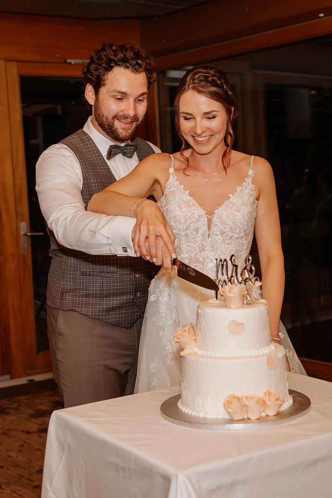 Brautpaar beim Anschneiden der zweistöckigen Hochzeitstorte auf dem Bächlihof in Jona