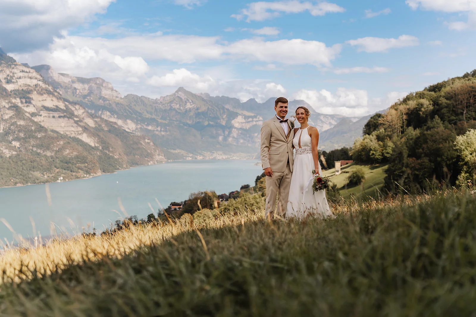 Brautpaar beim Einzug, Hochzeit Seminarhotel Lihn in Glarus